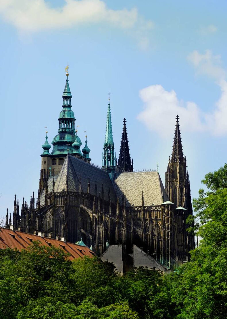 Use freemium visits to enter the Prague castle complex