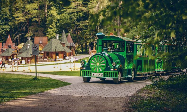 In Tervete a miniature train winds through the forest