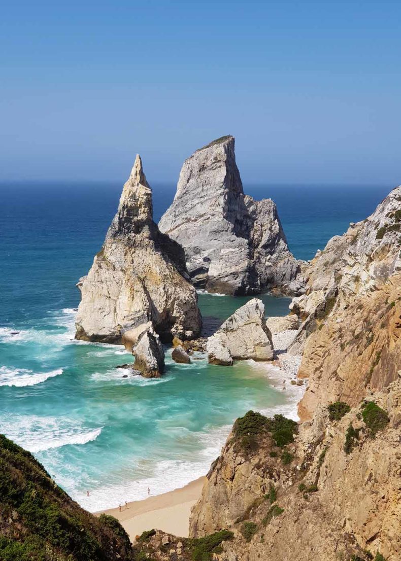 Golden sand, crashing waves and rocky cliffs - Lisabon beaches offer you all of that