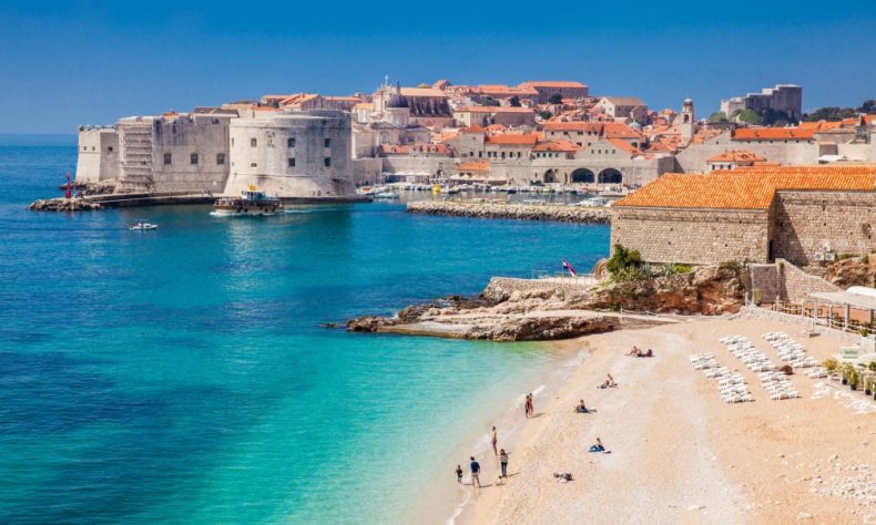 The most popular beach in dubrovnik is Banje