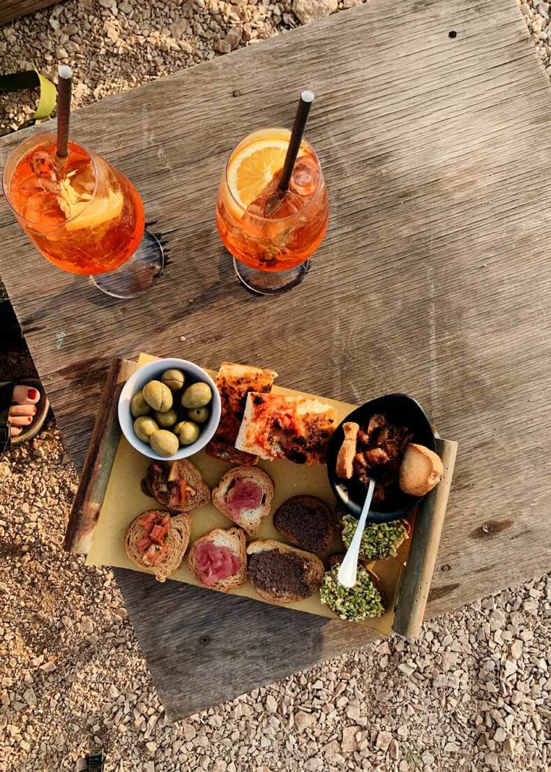 In Milan there are plenty of outdoor terraces for you and your pet to enjoy the aperitivo hour