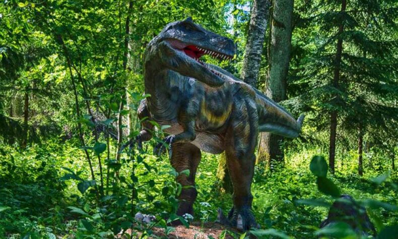 Meet a real sizes dinosaurs in Raubonys Park