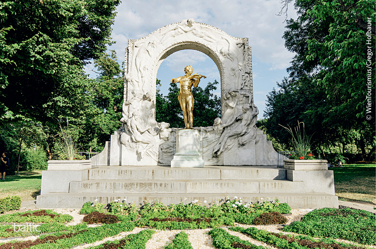 Statue of Johann Strauss II in Stadtpark, in Vienna