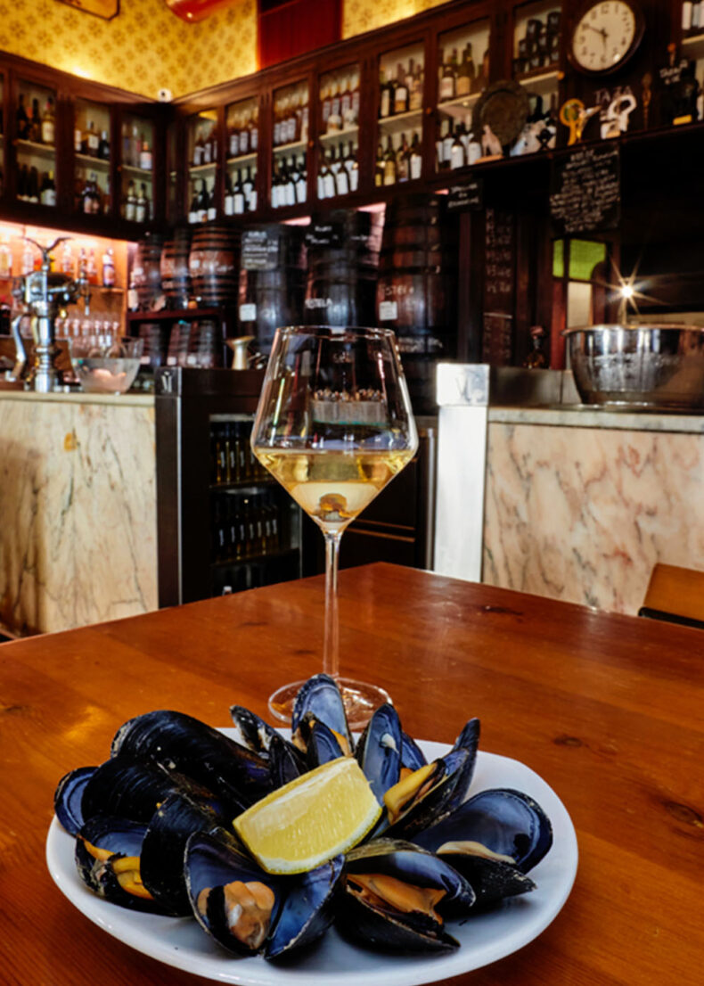 Visit great bars in Valencia to taste local wines