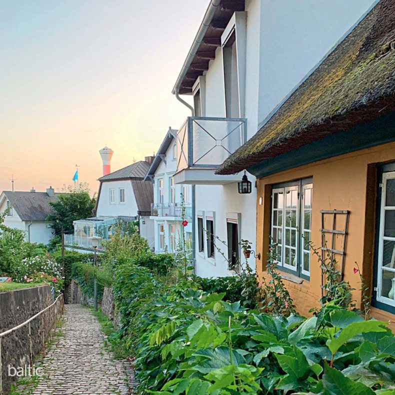 White houses dotted alongside the river and up the hill - Blankenese