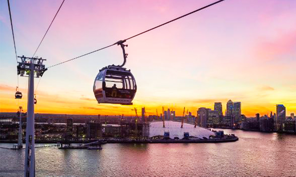 enjoy London panorama with cable car over the city