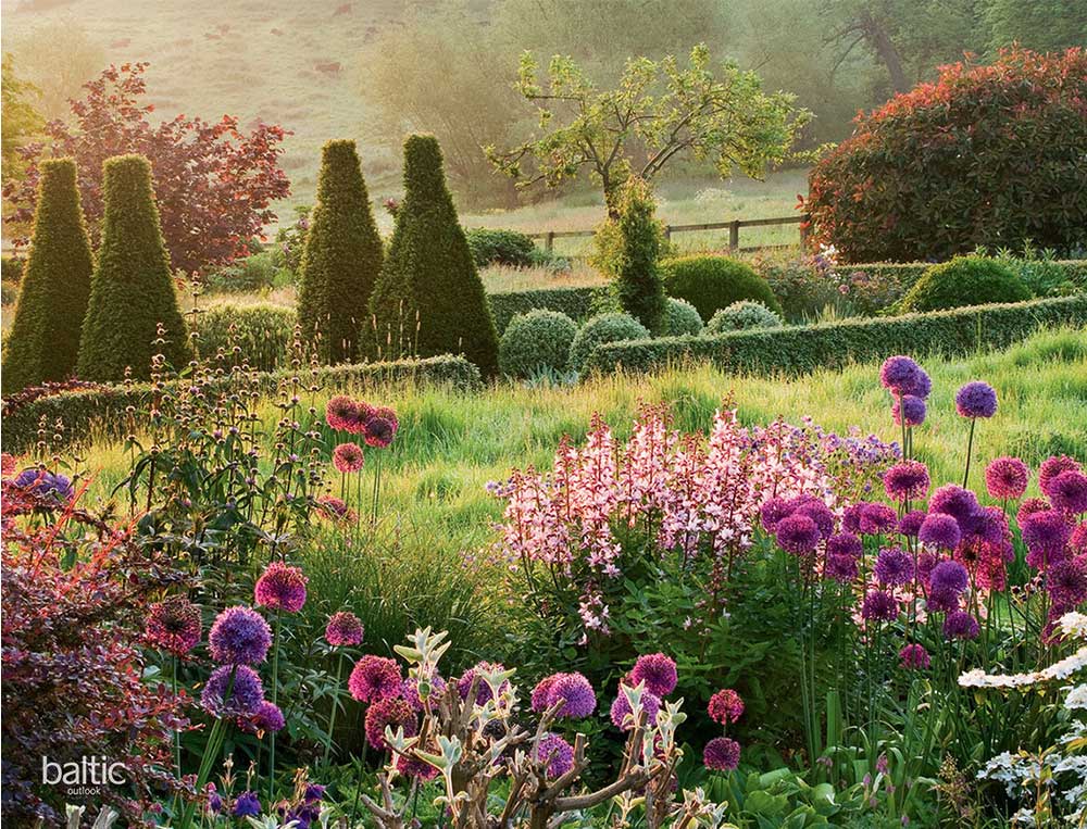 Pettifers Garden in Lower Wardington, Oxfordshire England is a stylish town garden