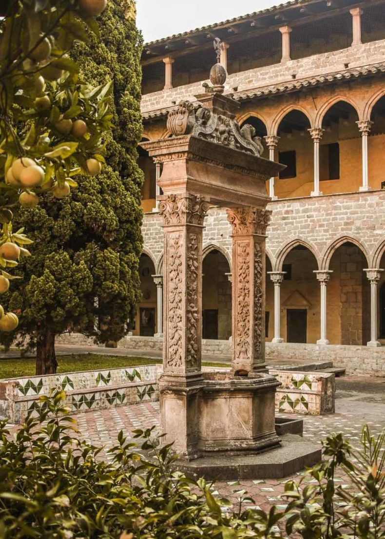 Visit cloister Monastery de Pedralbes