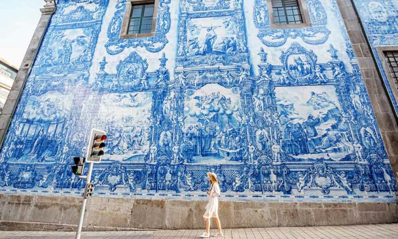 The façade of the Igreja do Carmo church