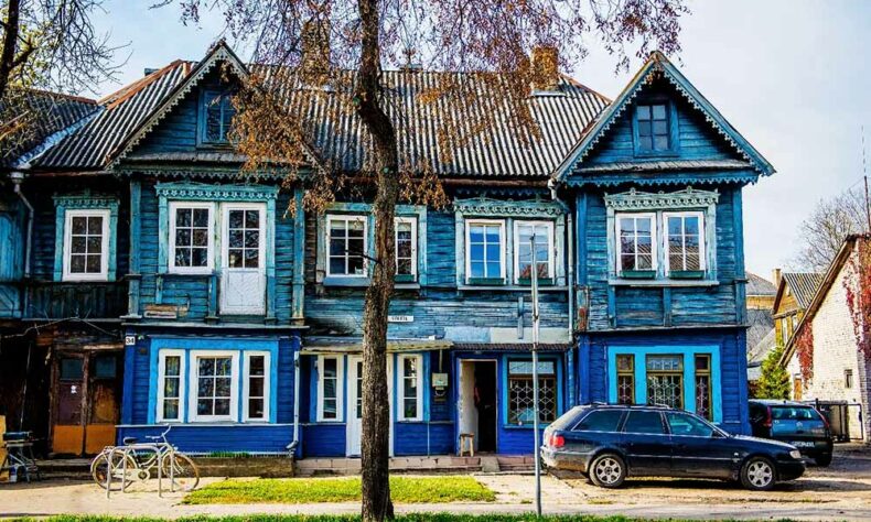 Marvel at the wooden villas in the Žverynas neighbourhood