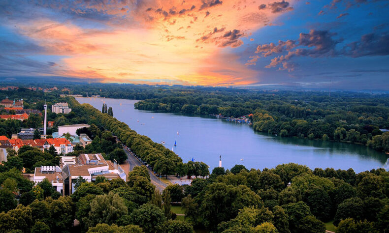 You can walk a six-kilometre-long promenade loop around Maschsee Lake