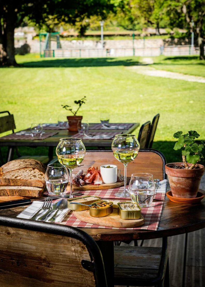 The restaurant La Cabane is located in the M.Bachelet park