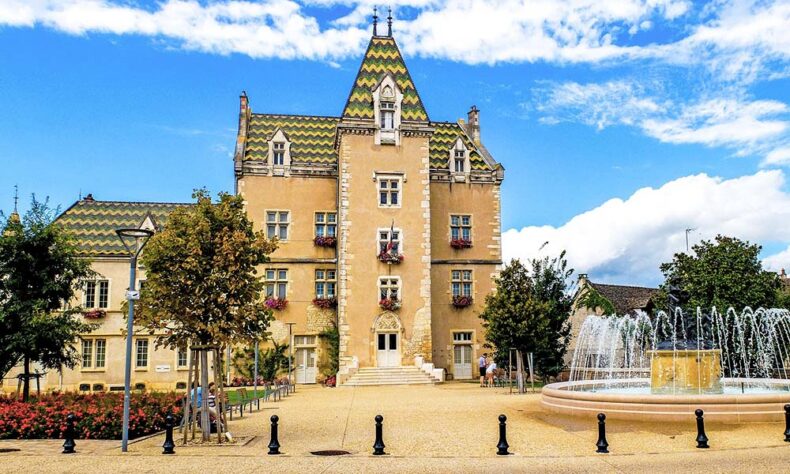 The stunning Hotel de Ville building and a grand fountain next to it