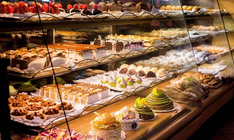 Picture-worthy cakes and cookies at the Ponių laimė café and bakery