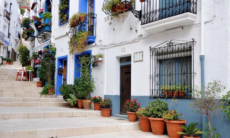 Mediterranean-style white-washed houses and vibrant flowers in Alicante