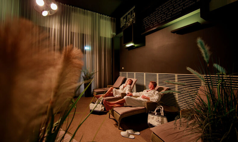 A couple enjoy a relaxing time at the Hedon SPA & HOTEL