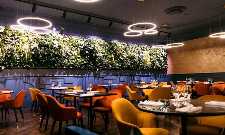 A stylish dining room with living walls at the restaurant Whitehouse