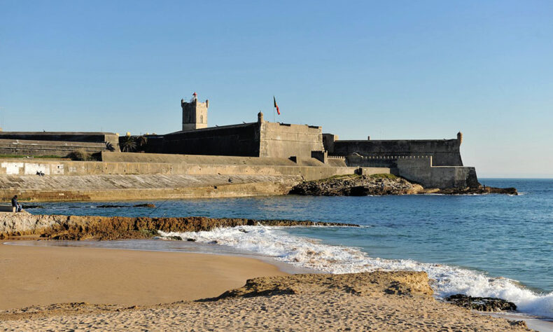 Praia da Torre next to the 16th-century São Julião da Barra Fort