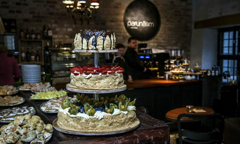 Parunāsim kafe'teeka in Old Riga offers a wide range of beverages and delicious pieces of cakes