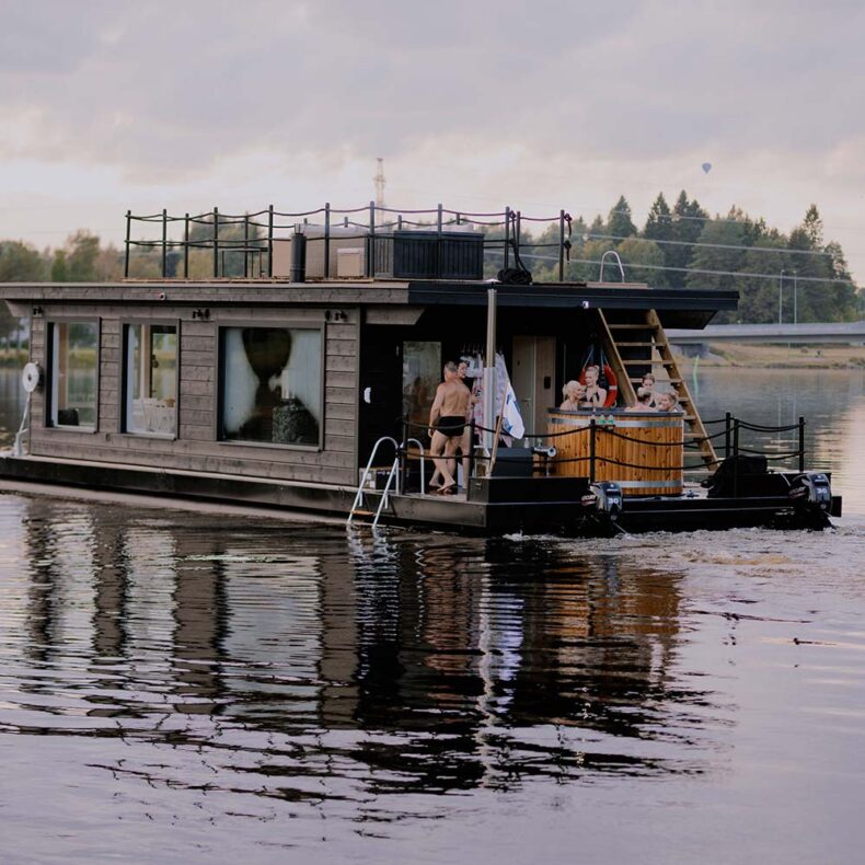 Lainesauna - the floating sauna on the Oulujoki River with the hot tub and rooftop lounge