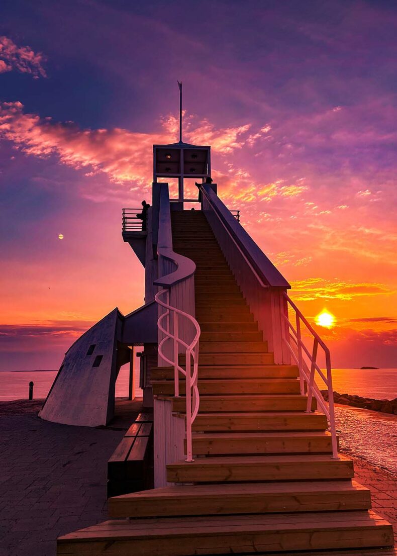 The iconic Nallikari lighthouse which is a must-see landmark at the Nallikari Beach