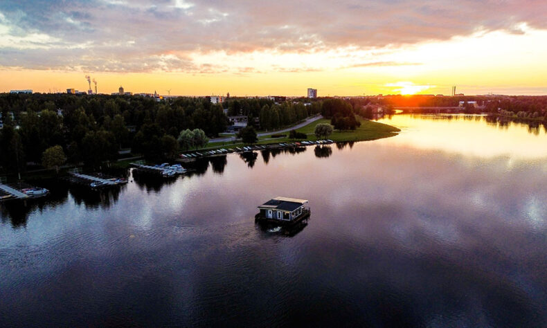 Floating sauna combines relaxing and opportunity to enjoy the scenery as you go