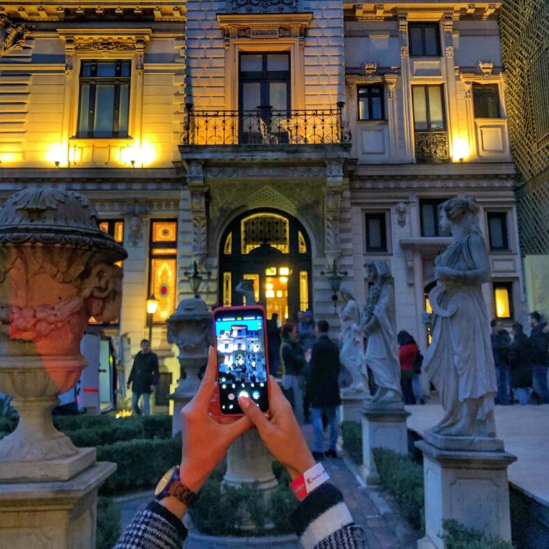 A Cronicari Digitali correspondent photographs the illuminated facade of a building